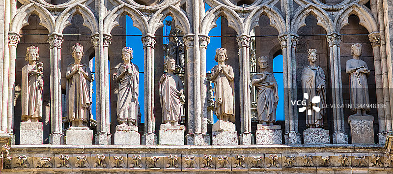 西班牙布尔戈斯哥特式大教堂主façade上卡斯提尔前八位国王的雕像图片素材