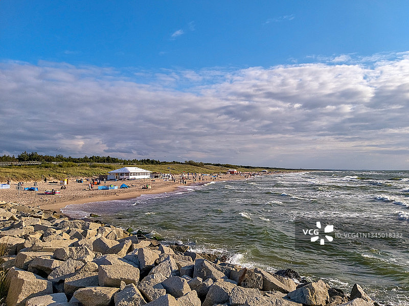 从西部防波堤看到的波罗的海在达洛的西部海滩。图片素材