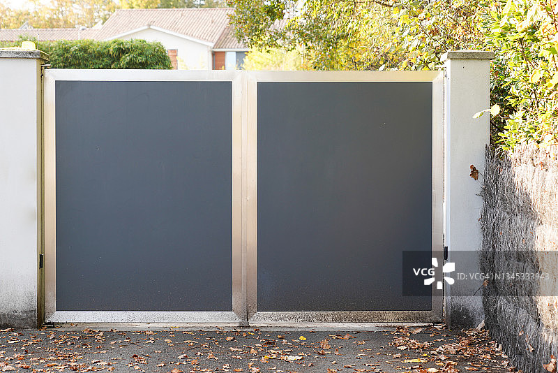 大门现代灰色设计大门，铝制银色抛光部分大门，室外大门，郊区住宅前门图片素材