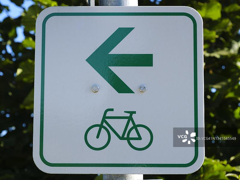 带方向箭头的交通标志，中间路标，巴伐利亚，德国图片素材