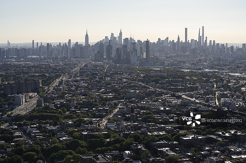 在纽约皇后区上空俯瞰曼哈顿的航拍照片图片素材