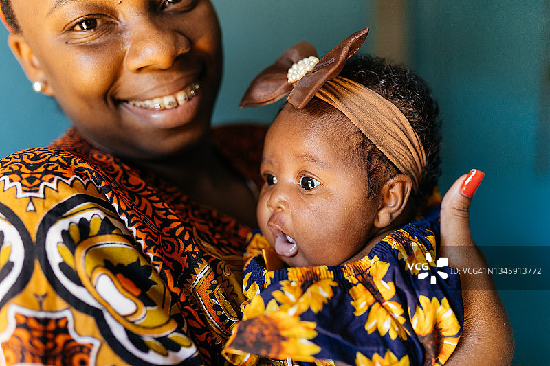 非洲婴儿和母亲在家里图片素材