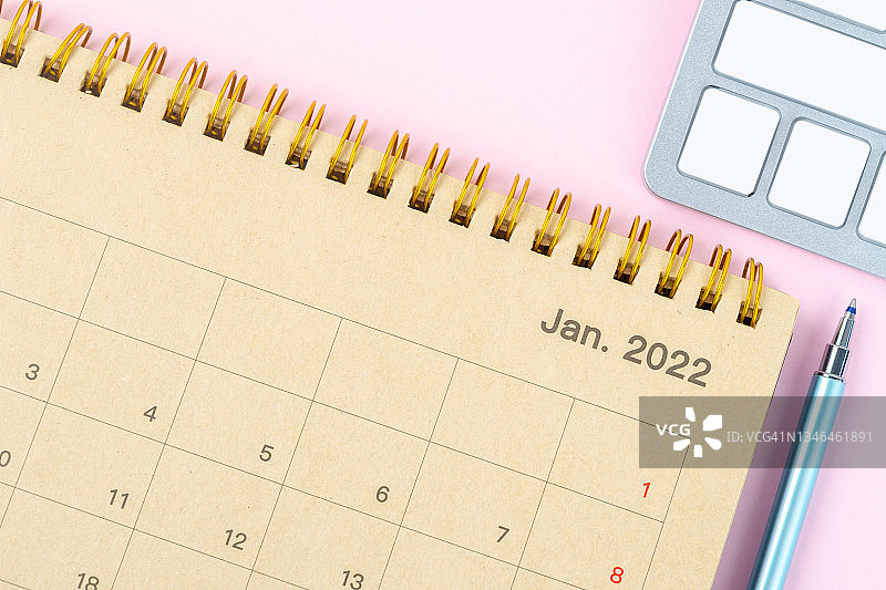 俯视图日历桌2022年1月月组织者计划和提醒桌上。业务计划约会会议的概念图片素材
