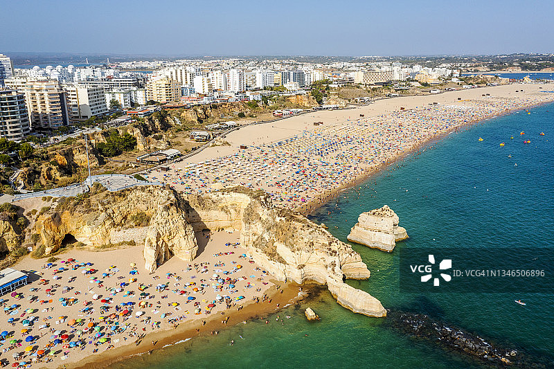 俯瞰葡萄牙阿尔加维广阔的罗恰海滩图片素材
