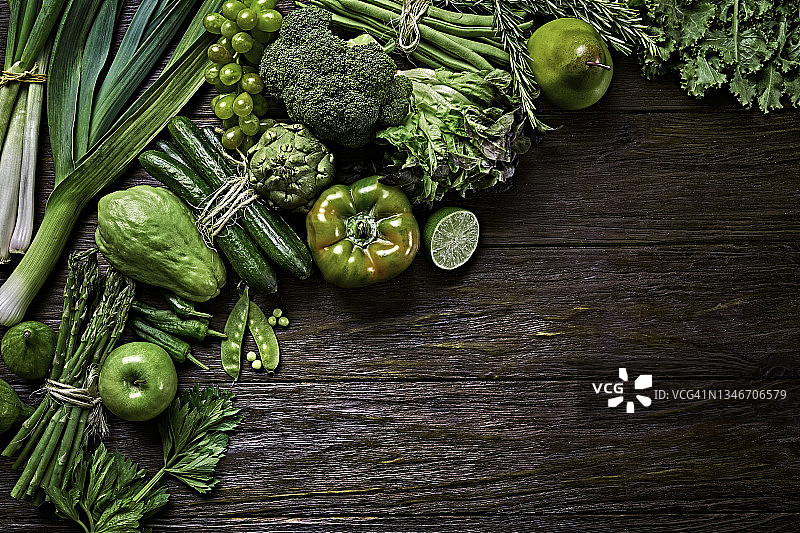 表顶视图背景变化绿色蔬菜排毒和碱性饮食。放在一个板条箱里，放在一张有复印空间的乡村木桌子上图片素材