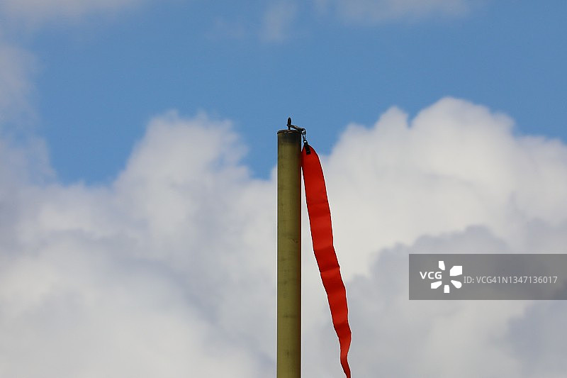 在目标柱上的风旗代表风向图片素材