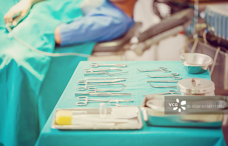 外科手术器械和工具，包括手术刀、手术钳、镊子等放置在手术台上，手术室配备手术设备，准备手术医疗器械图片素材
