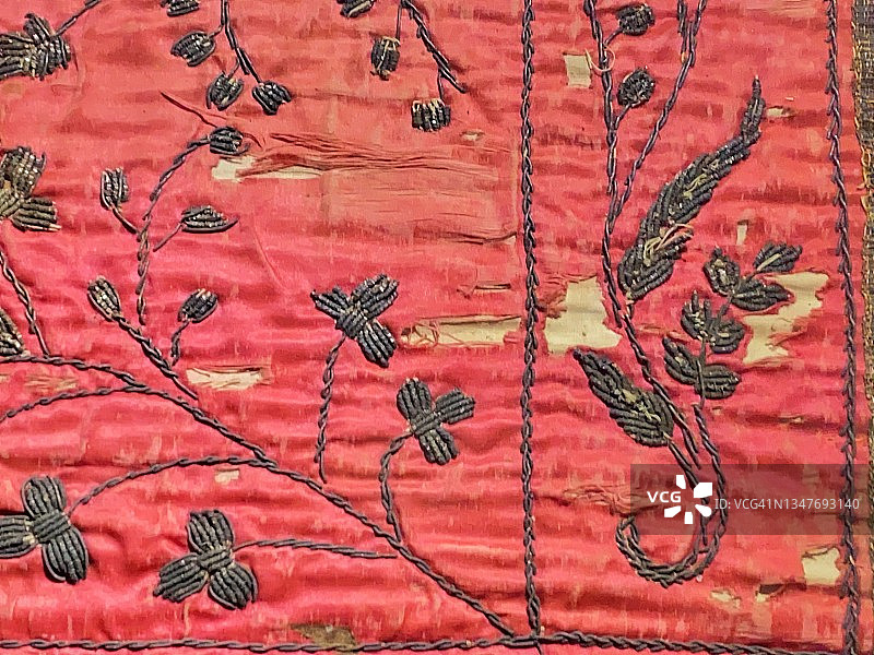 传统的兰纳刺绣手稿纺织品——精细的、凸起的、针线刺绣艺术地描绘了自然界的动植物，我们生活在自然界，佛陀也从自然界接受了他的教诲。图片素材