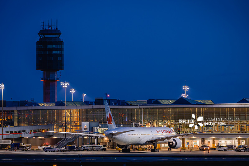温哥华机场2021年10月，加拿大航空公司的飞机在夜间等待乘客登机图片素材