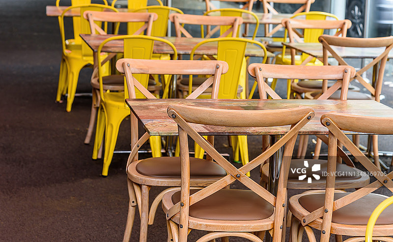 几把椅子和桌子在一个户外咖啡馆里在莱贡街图片素材
