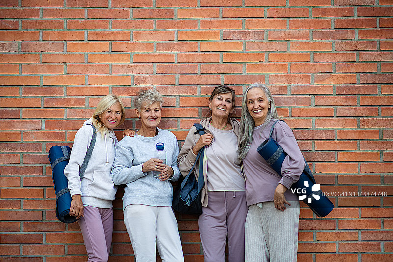 一群兴高采烈的老年妇女在城里户外运动后聊天。图片素材