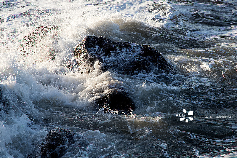 汹涌的海浪拍打着海岸岩石图片素材