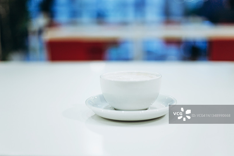 白色的桌子上放着一杯刚煮好的咖啡。图片素材