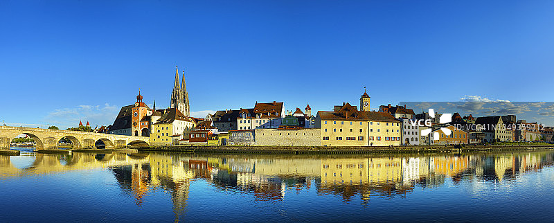雷根斯堡老城全景，多瑙河与老石桥图片素材