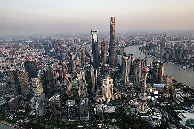 日落时分的上海天际线图片素材