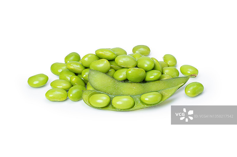 在白色背景上分离的绿色大豆。图片素材