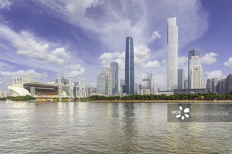 广州城市风景和商业现代建筑与蓝天背景，广州，中国图片素材