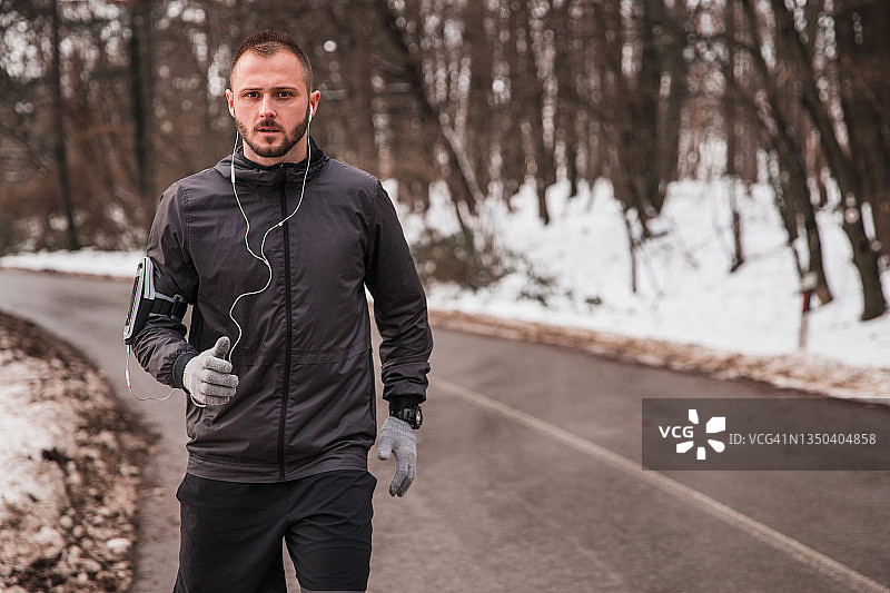 冬天在树林里慢跑的运动员图片素材