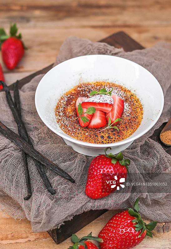 奶油布丁甜点与香草和草莓在乡村厨房图片素材
