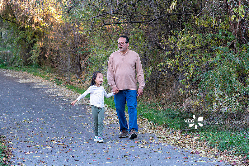 爷爷和孙女在野外散步图片素材