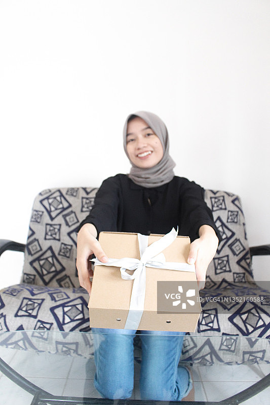 亚洲妇女希贾布快乐礼品盒图片素材