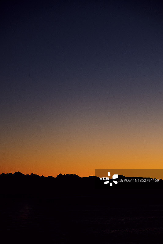 日出时崎岖多山的不列颠哥伦比亚海岸山脉图片素材