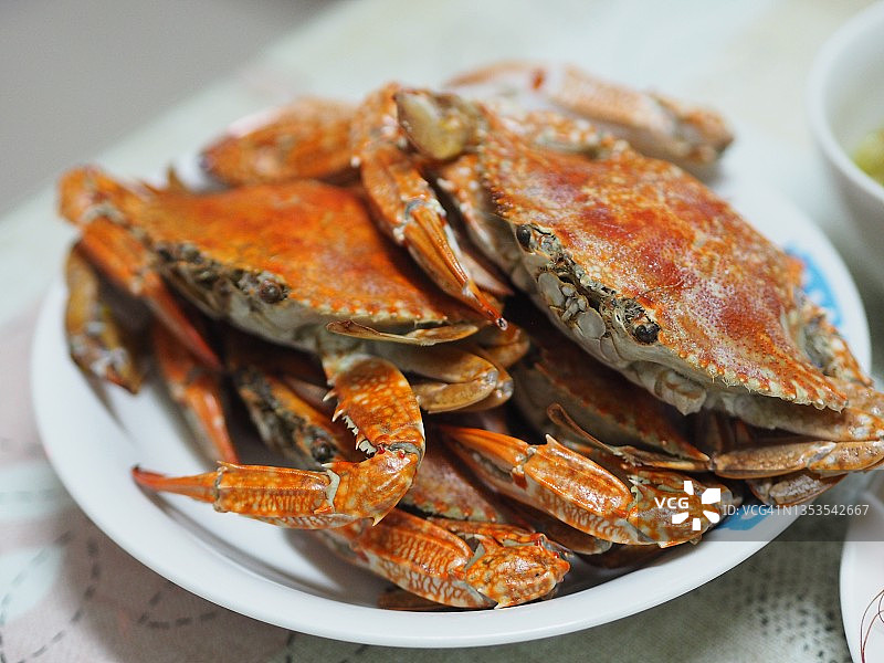 蓝梭子蟹，马蟹属，烤马蟹，白盘配泰式香草酱，以海鲜为背景图片素材