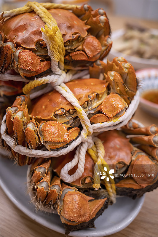 中国的大闸蟹，蒸熟后在盘子里变成红色图片素材