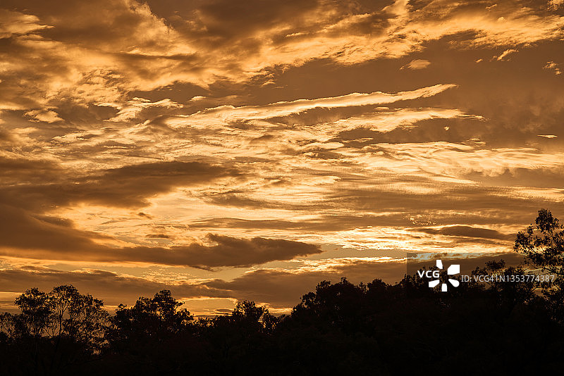 金色日落风暴云，澳大利亚内陆图片素材