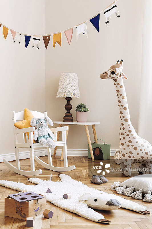 可爱的现代室内游戏室与婴儿配件和玩具。斯堪的纳维亚儿童房与模拟海报框架。模板。图片素材