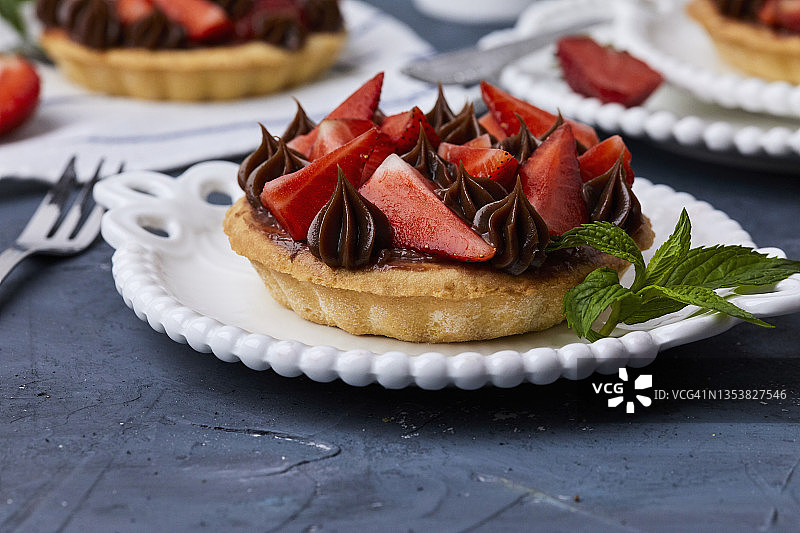 小馅饼配草莓酱，配新鲜草莓和巧克力酱图片素材
