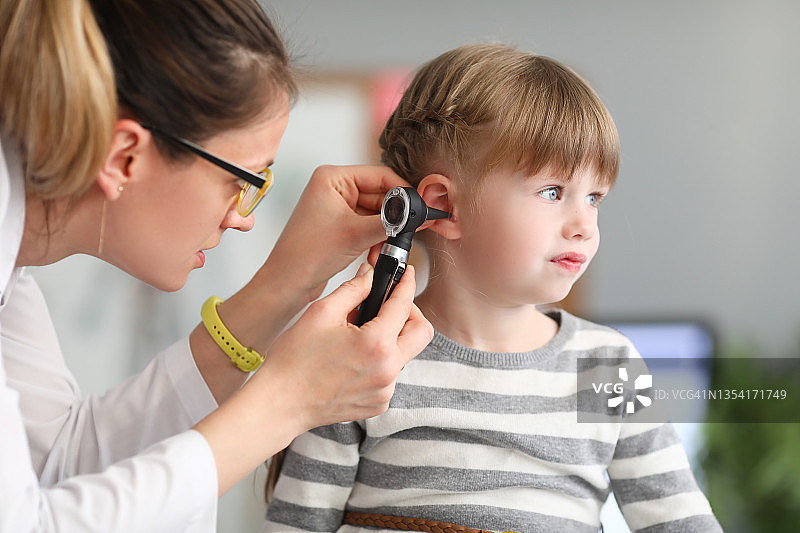 耳鼻喉科医生为小女孩做耳廓检查图片素材