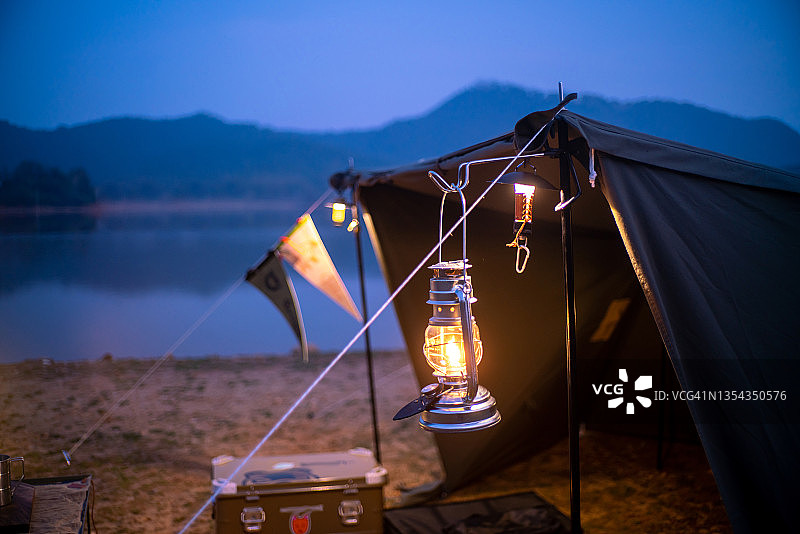 野营的帐篷和灯光图片素材