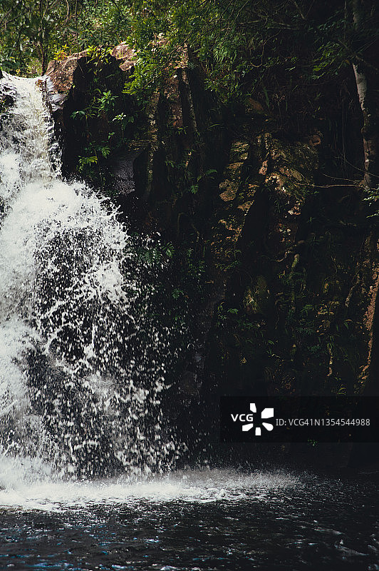 芒格瀑布在São José山脉的森林里图片素材