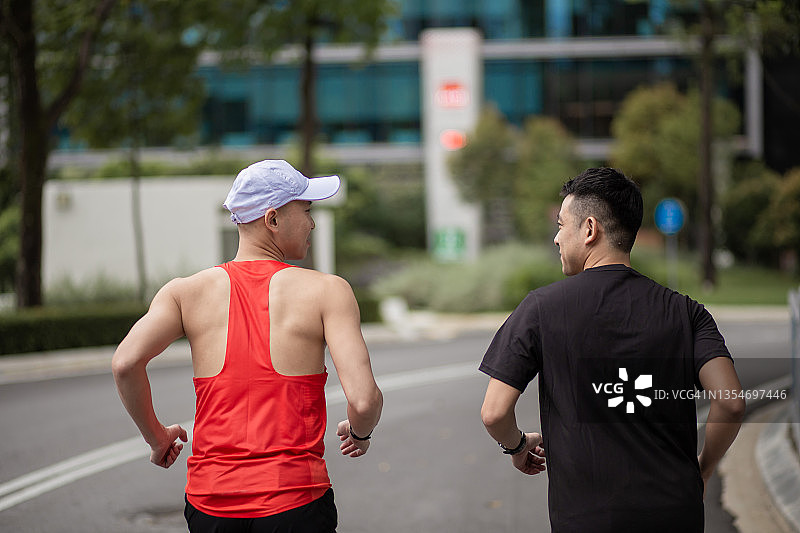 亚洲中国男子运动员在周末跑步练习图片素材