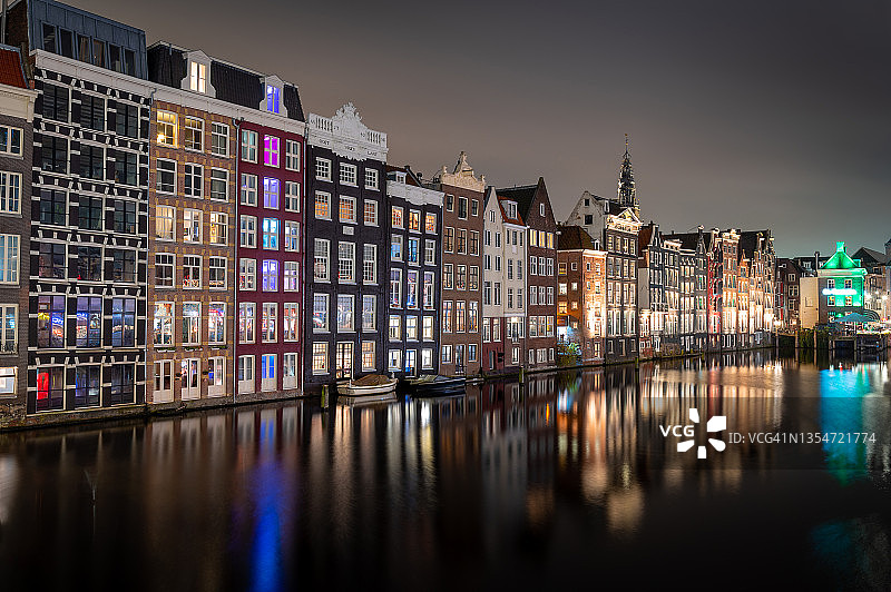 阿姆斯特丹的房子排成一排，夜晚的倒影图片素材