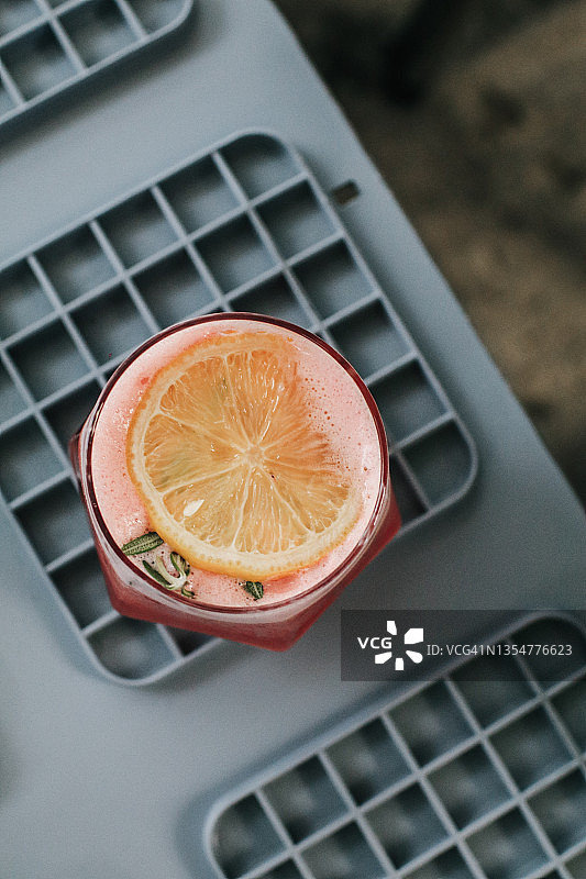 新鲜的粉色柠檬水，加入迷迭香和橙汁。节日饮料是理想的早午餐，聚会和假期。图片素材