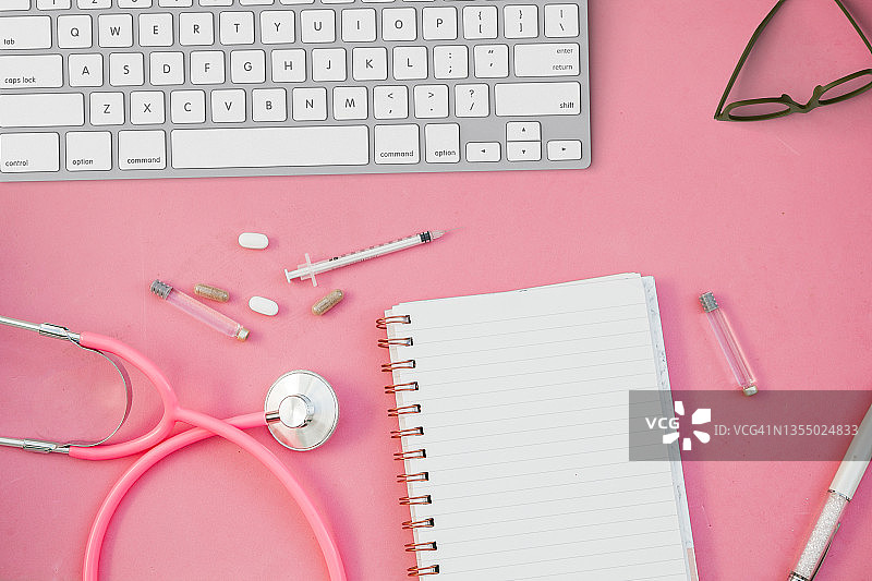 网站横幅模板的医生和医疗保健中心在粉红色的背景图片素材