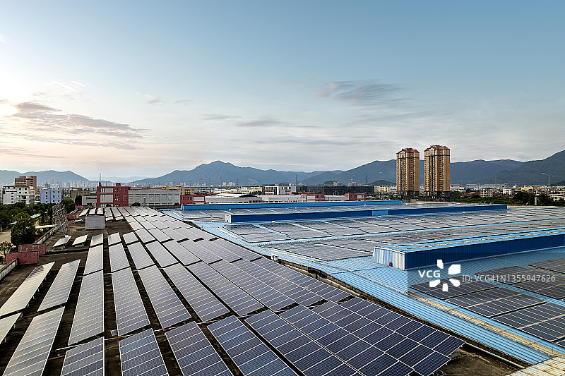 宏伟的太阳能发电厂安装在工厂的屋顶上图片素材