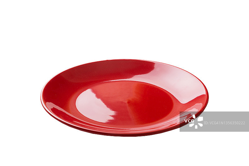 红色陶瓷圆板隔离在白色背景。透视图图片素材
