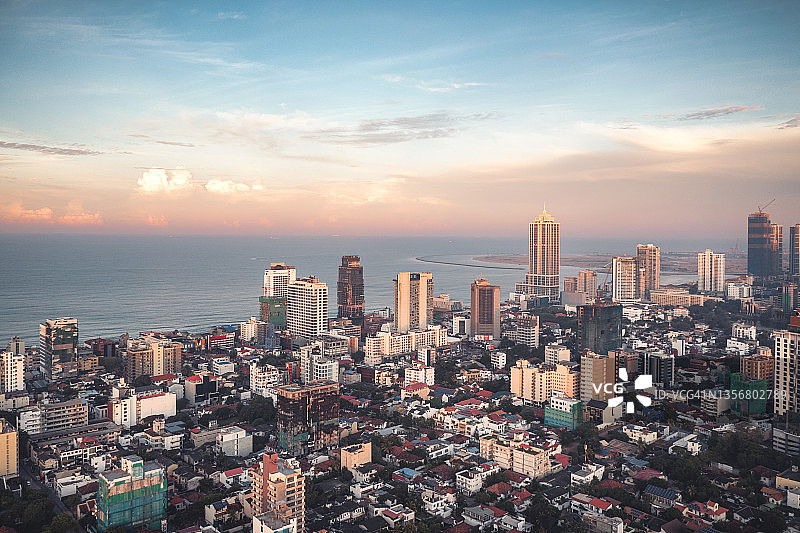 无人机拍摄的斯里兰卡科伦坡城市和海滩图片素材