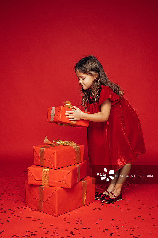 可爱的蓝眼睛女孩拿着一个礼品盒图片素材