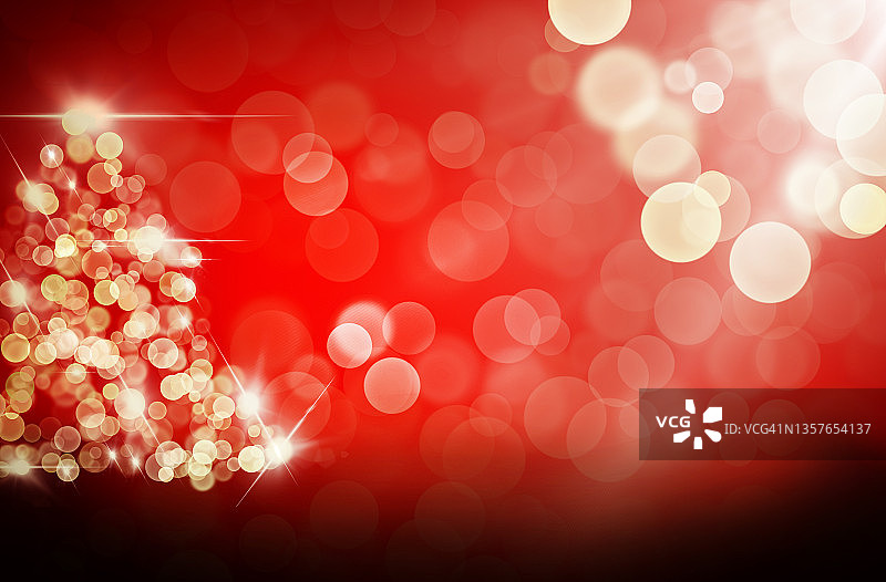 带散焦灯的圣诞树。红色的背景。图片素材