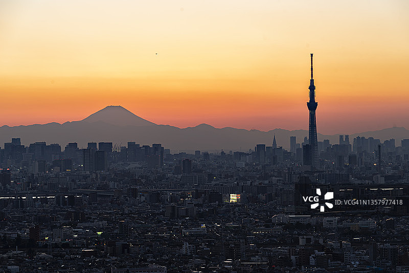 东京天空树和富士山背景剪影城市景观，千叶，日本图片素材