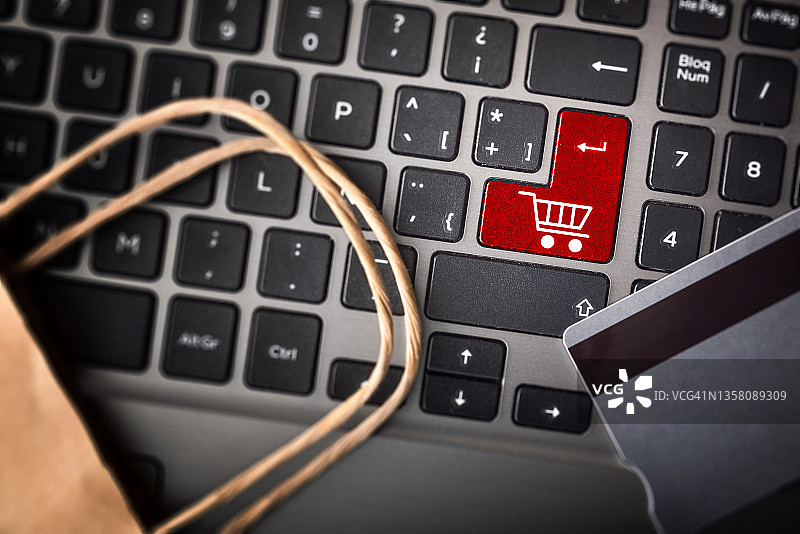 网上购物与键盘和购物车画在关键的顶部图片素材