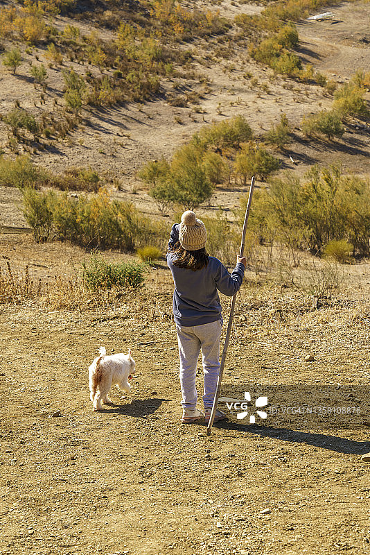 女孩和他的狗在乡下玩图片素材