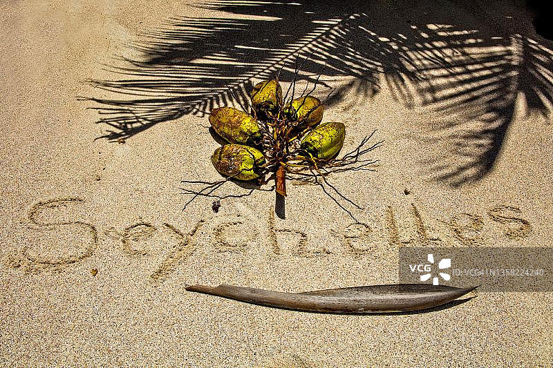 塞舌尔，塞舌尔，在海滩上写作图片素材