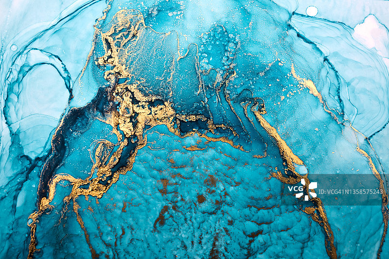 豪华翡翠抽象背景在酒精墨水技术，海蓝宝石金液体绘画，分散丙烯酸斑点和旋转污渍，蓝绿色打印材料图片素材