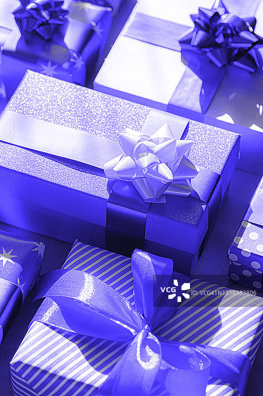 圣诞礼物，礼物，祝贺。冬季假期和黑色星期五的概念与DIY包装的礼盒在流行的颜色2022年非常佩里紫紫罗兰色。图片素材