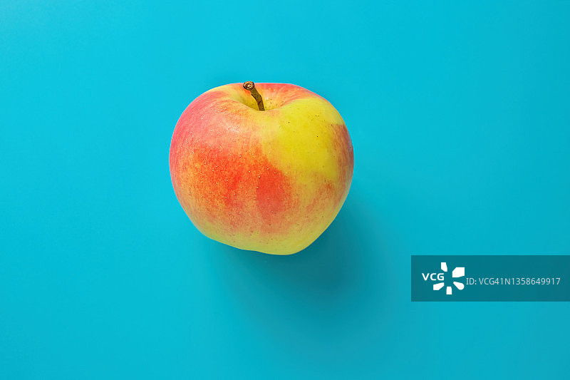 新鲜的苹果在蓝色的背景图片素材